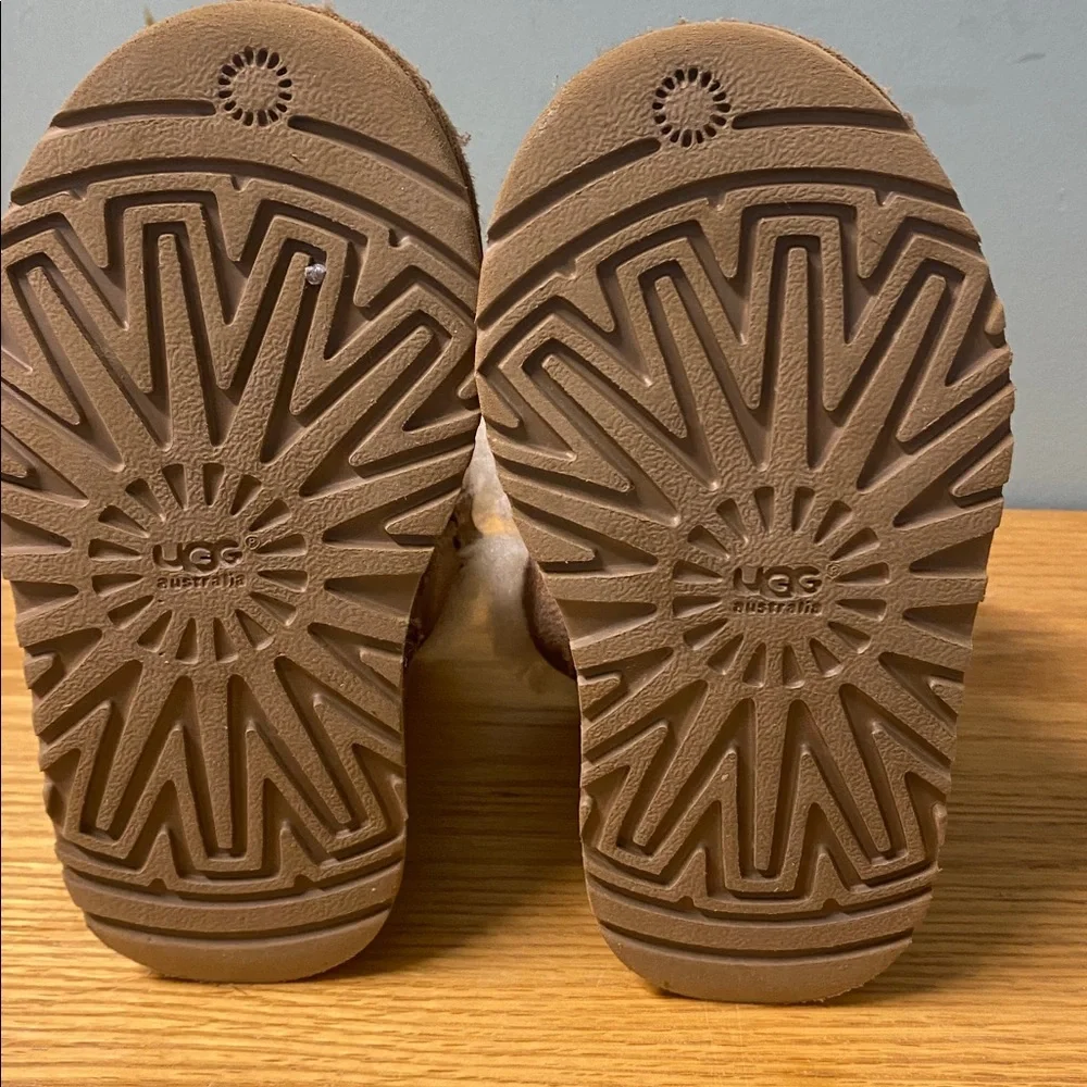 Ugg Boots Short Bailey Button Sheepskin Suede Kids Size 10